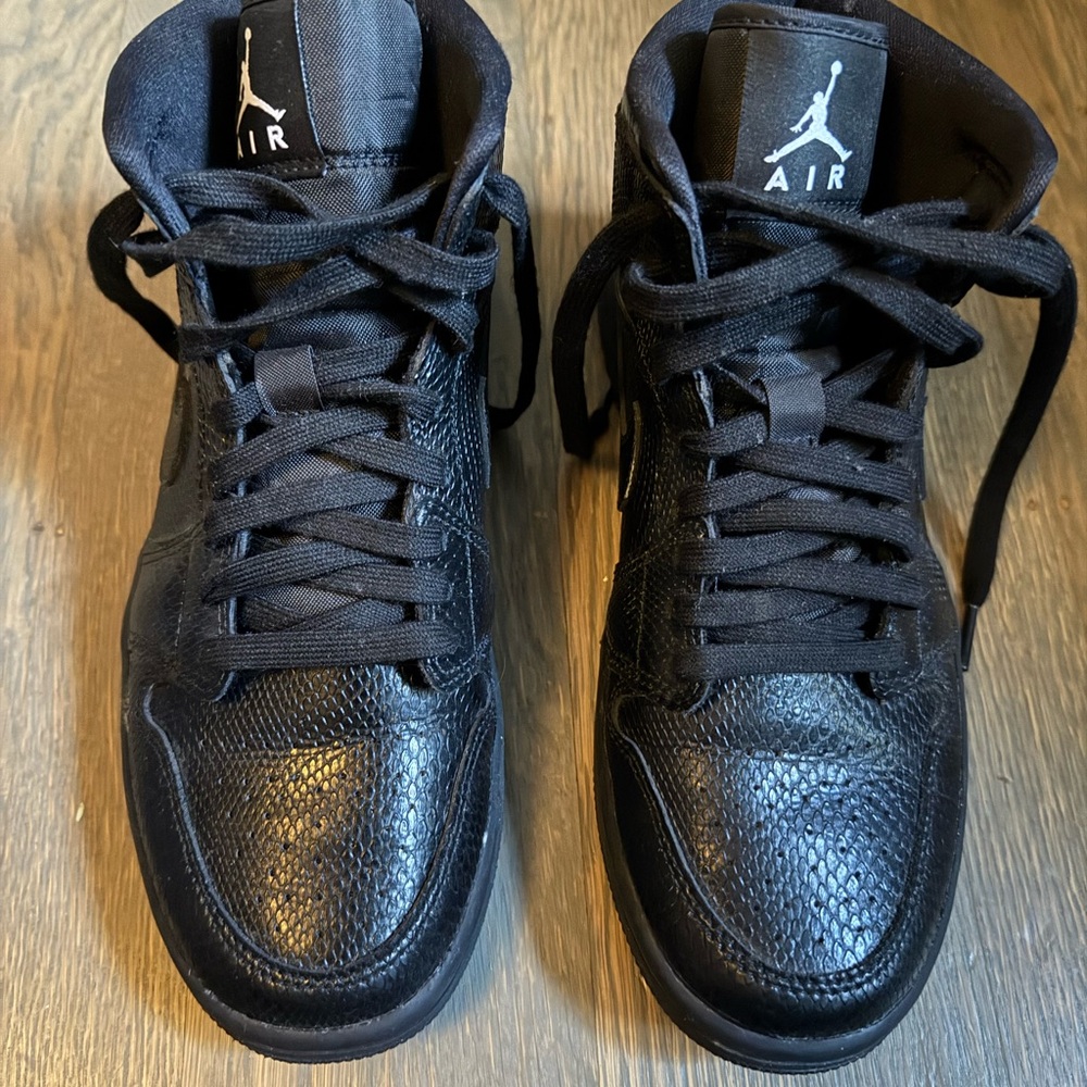 Nile Air Jordan Women's Black Sneakers